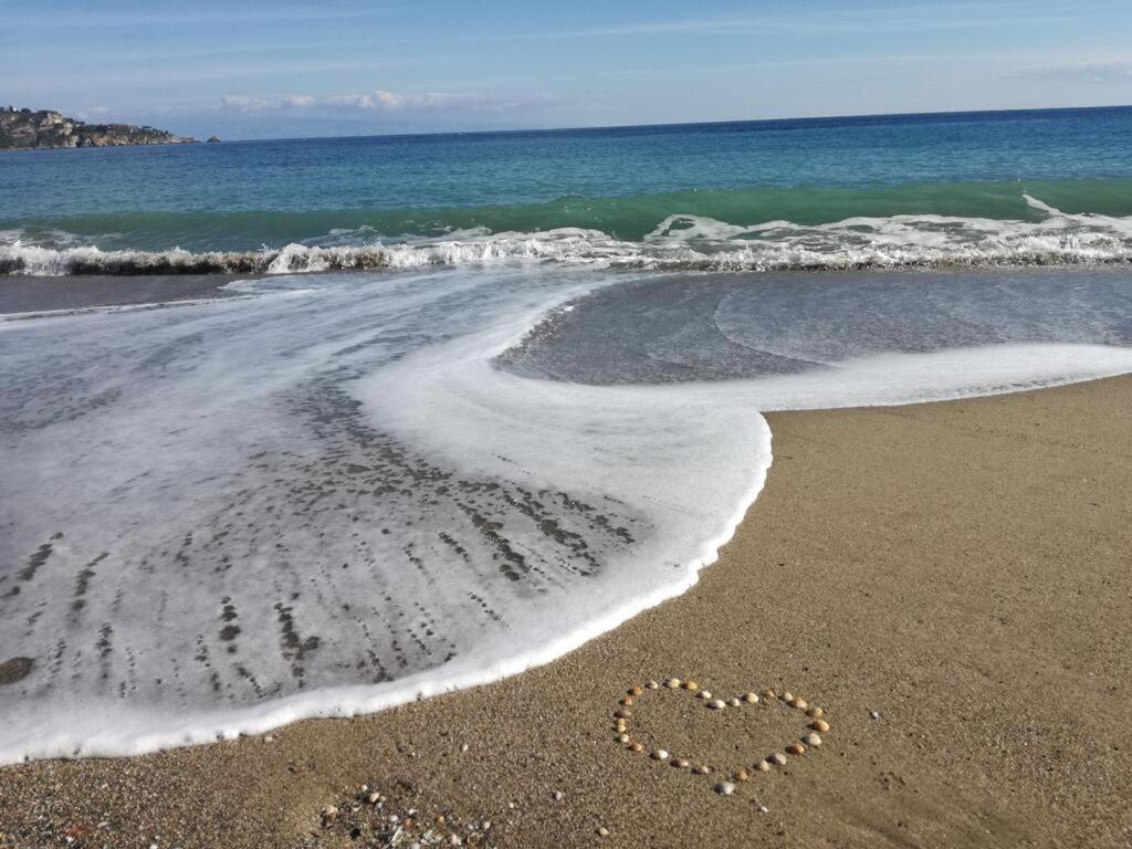 A&G Apartment Naxos-Taormina จีอาร์ดีนี นักซอส ภายนอก รูปภาพ